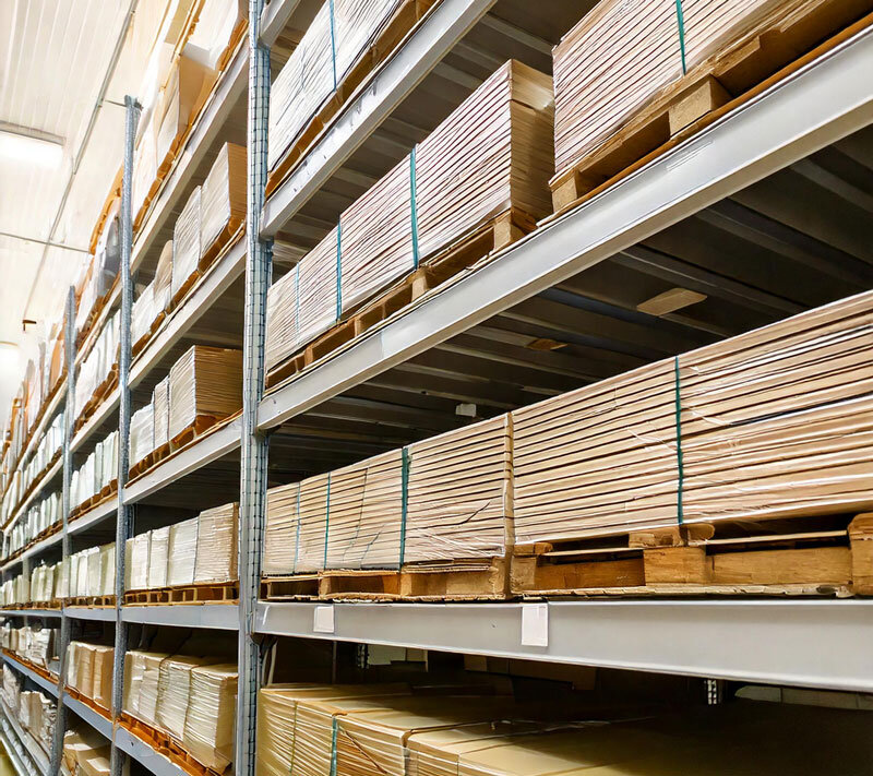 Shelf wall in the logistics hall | © KI